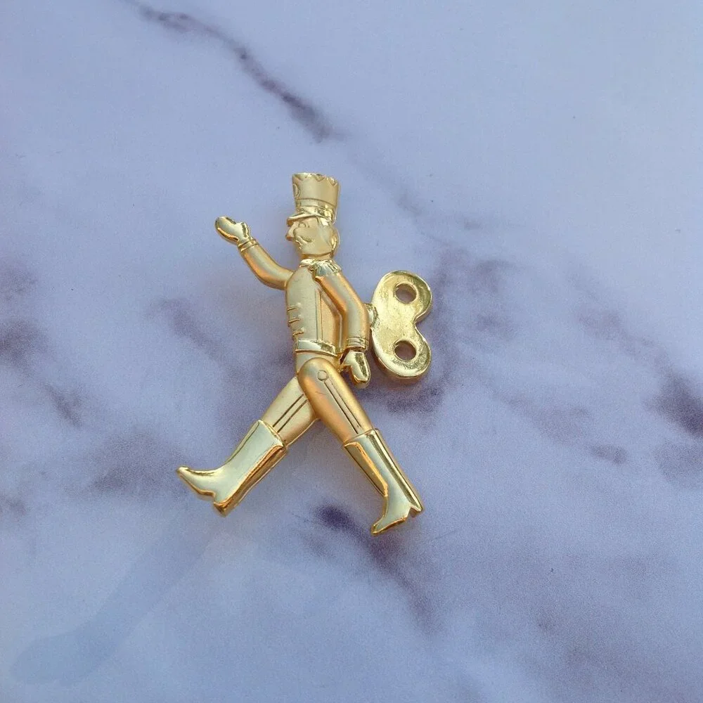 JJ Jonette Jewelry Gold Rhodium Plated BROOCH Toy Soldier in Full Regalia